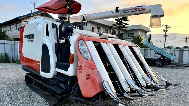 Kubota WR698 combine harvester
