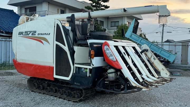 Used Kubota ER572 Dynamax combine harvester, front-left view